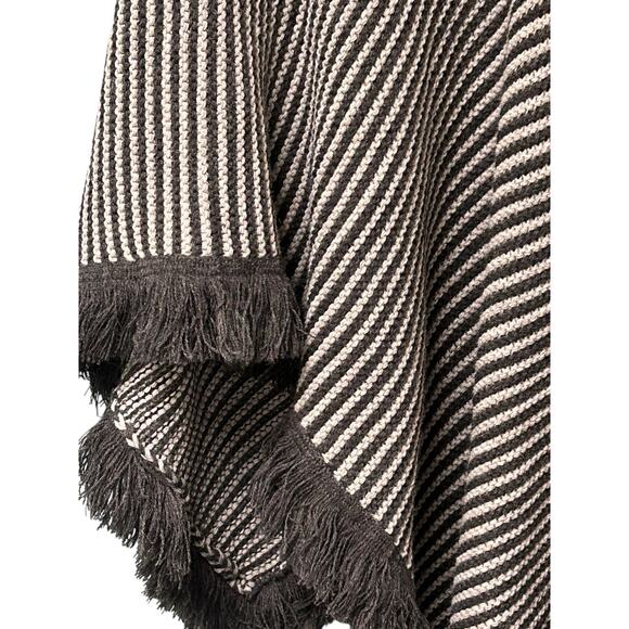 EYEFUL Beige Gray Print Shawl Wrap Scarf Fringe NYC Boutique Boho Chic - Picture 7 of 9